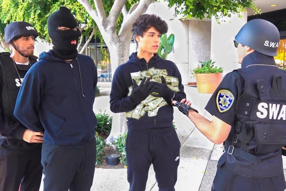 Ambos fingieron el asalto a un banco para grabar la broma y subirla a su canal de Youtube. (Foto: Youtube)