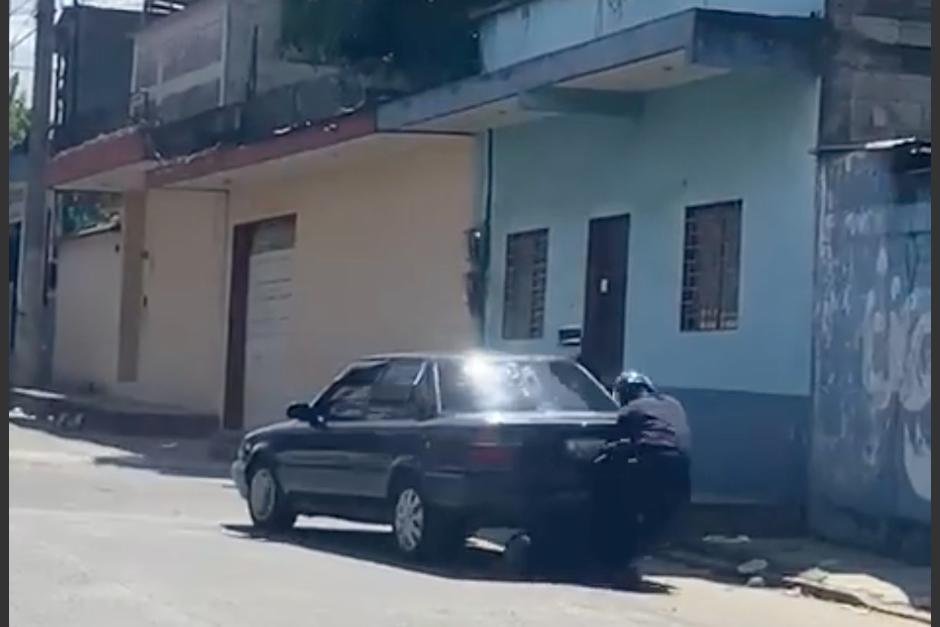 El conductor de un auto retrocedió y atropelló a un policía municipal y al hombre que trataba de arrestar. (Foto: Captura de pantalla)