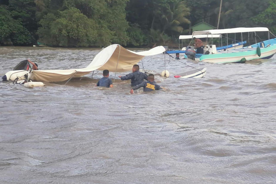 Una embarcaci&oacute;n se hundi&oacute; en R&iacute;o Dulce, (Foto: CONACAR)