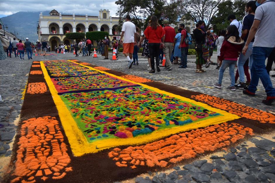 Devotos realizaron alfombras en la Antigua Guatemala para conmemorar la Semana Santa. (Foto: Fredy Hern&aacute;ndez/Soy502)
