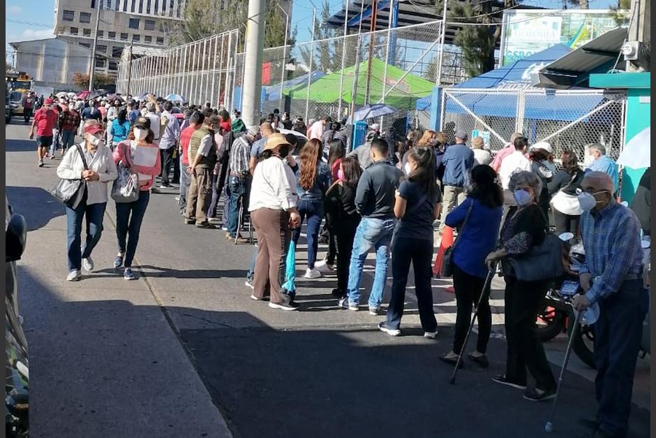 Cientos de personas de la tercera edad se hicieron presentes a los diferentes puntos de vacunación desde las primeras horas de este Viernes Santo. (Foto: Twitter/Leonardo Cuéllar)
