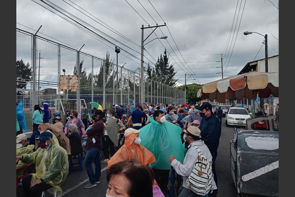 Decenas de adultos mayores exigen que los vacunen este sábado 3 de abril en el centro de vacunación ubicado en Gerona. (Foto: Brenda Hernández/Twitter)&nbsp;