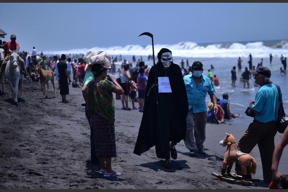 Un hombre se disfraz&oacute; de "la muerte" y acudi&oacute; a las playas de Champerico. (Foto: &Aacute;ngel Revolorio)&nbsp;