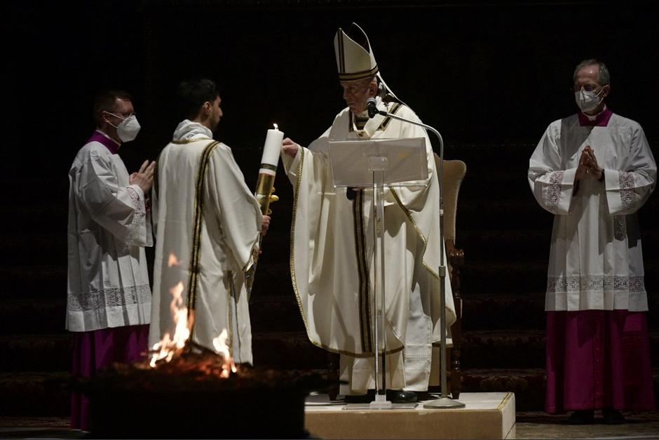 El Papa Franciso presidi&oacute; la celebraci&oacute;n de la Vigilia Pascual este S&aacute;bado de Gloria en el Vaticano. (Foto: AFP)
