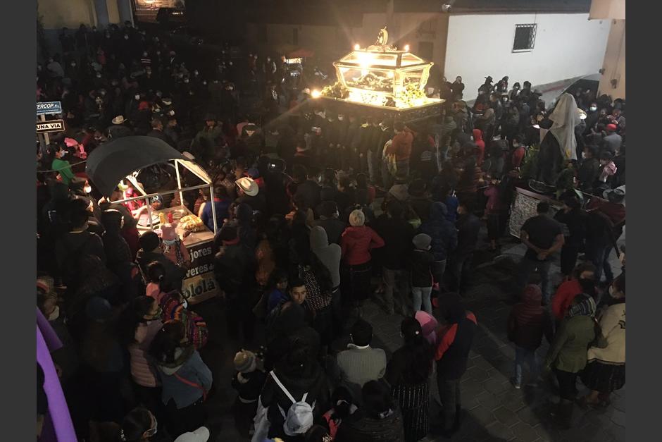 Cientos de personas acudieron a la procesi&oacute;n en las calles de Solol&aacute;. (Foto: Semana Santa en L&iacute;nea)&nbsp;