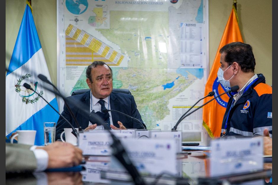 El presidente Alejandro Giammattei particip&oacute; en la reuni&oacute;n del Sinaprese, para evaluar las cifras despu&eacute;s de la Semana Santa. (Foto: Conred)