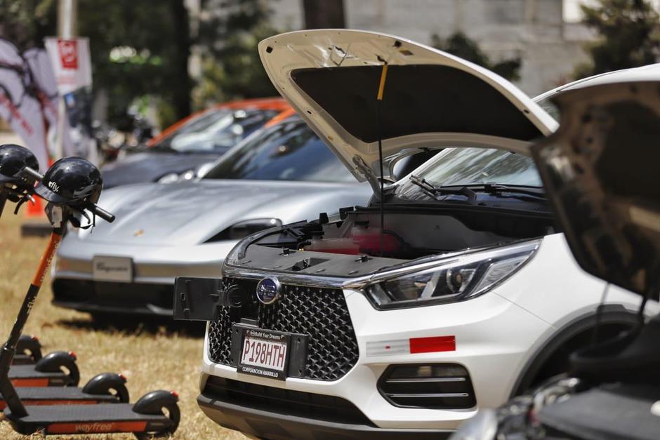 El MEM realizó una exhibición de autos eléctricos para promover su uso en Guatemala. (Foto: MEM)