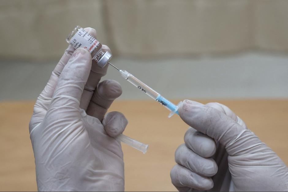 Salud explicó por qué existe un registro de empresas donde algunas personas ya fueron vacunadas. (Foto: AFP)&nbsp;
