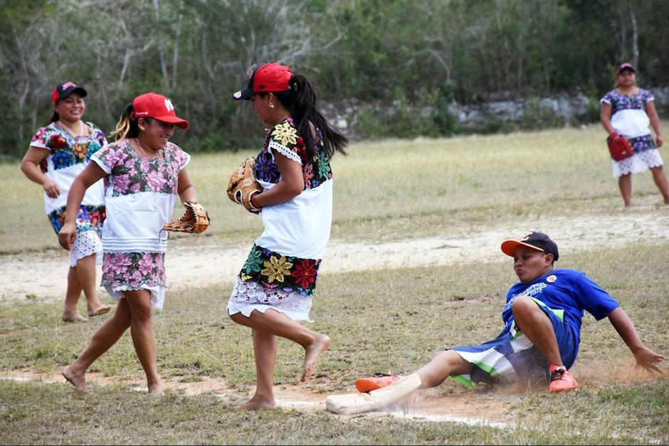 Las Diablillas de Hondzonot indígenas que con el bate desafían estereotipos en México. (Foto: AFP)