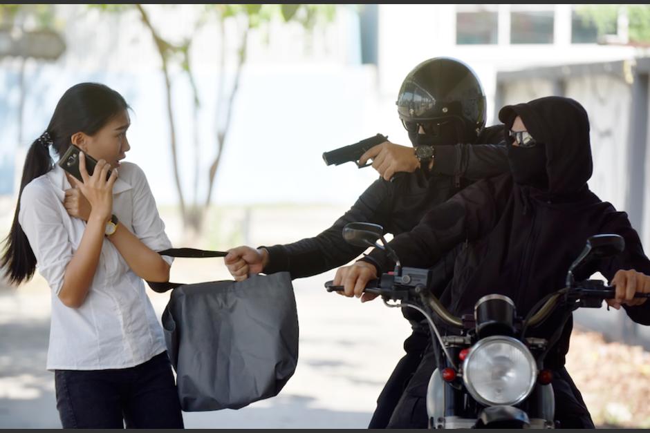 La mujer lanza el celular para evitar el asecho de los delincuentes. (Foto: Ilustrativa/Shutterstock)&nbsp;