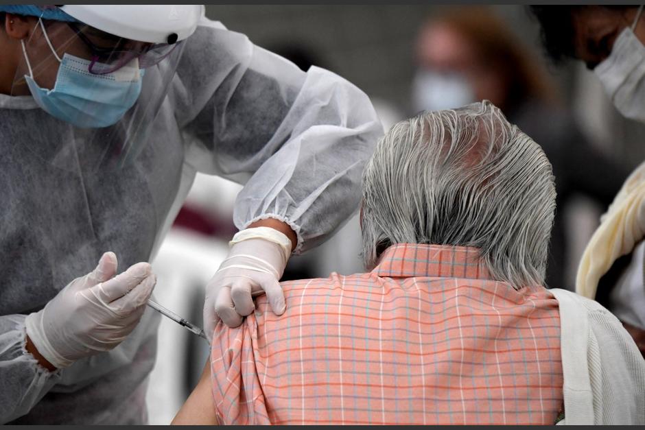 Los hombres de treinta a&ntilde;os se disfrazaron de adultos mayores para ser vacunados contra el Covid-19. (Foto ilustrativa El Siglo de Torre&oacute;n)&nbsp;