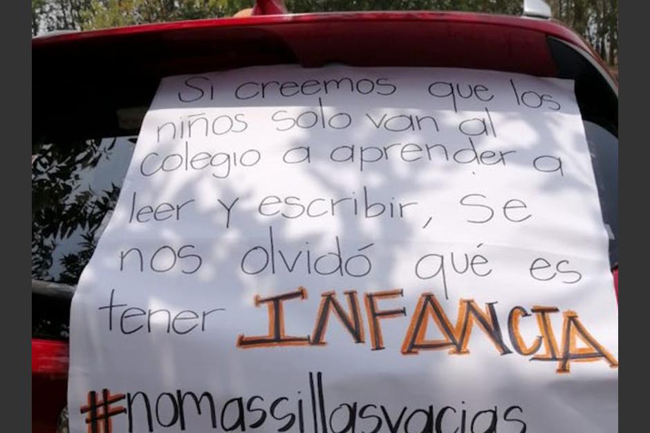 Padres de familia realizaron una nueva manifestaci&oacute;n frente al Mineduc para exigir clases presenciales. (Foto: Cortes&iacute;a)