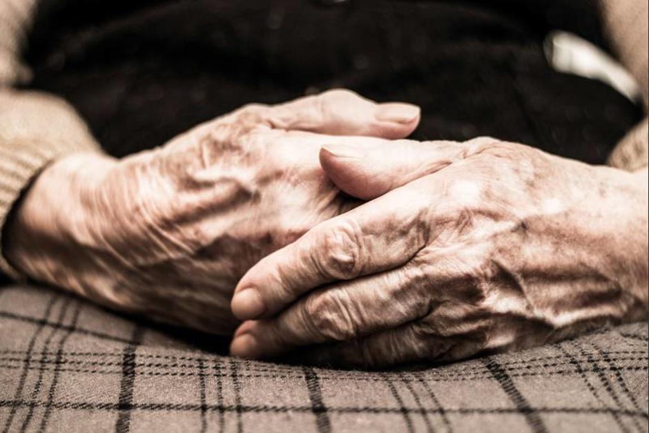 Una mujer de 104 a&ntilde;os sobrevivi&oacute; dos veces al Covid-19 y ha vencido al c&aacute;ncer de piel. (Foto: Shutterstock)