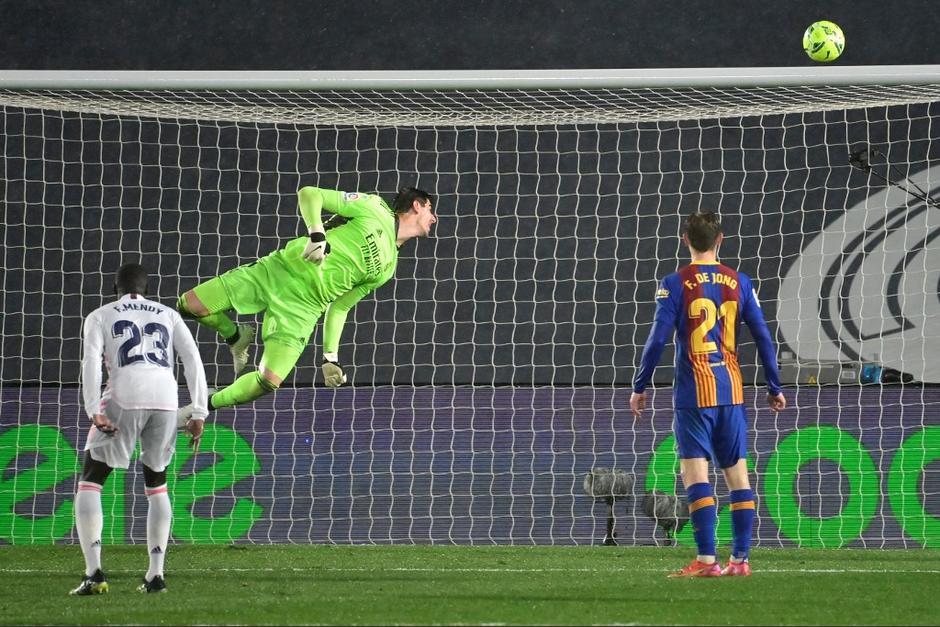 Courtois y el travesa&ntilde;o evitaron el empate del Barcelona en el Cl&aacute;sico. (Foto: AFP)