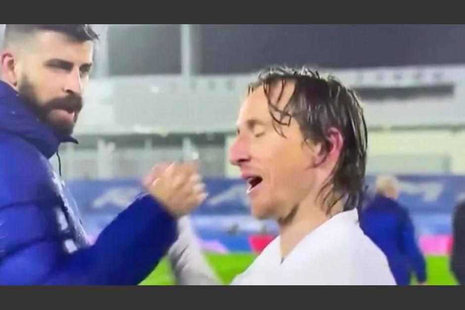 Los jugadores cruzaron palabras al final del partido que gan&oacute; el Real Madrid por 2-1 al Barcelona. (Captura Video)