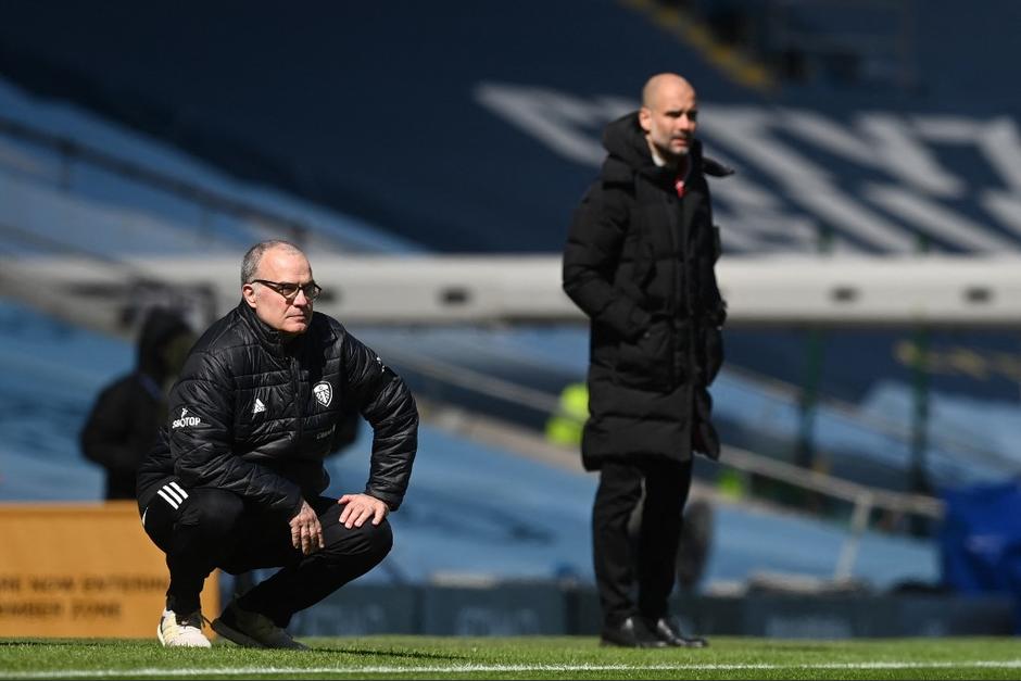 Marcelo Bielsa logr&oacute; vencer a Pep Guardiola, que mand&oacute; un equipo alterno para enfrentar al Leeds. (Foto: AFP)