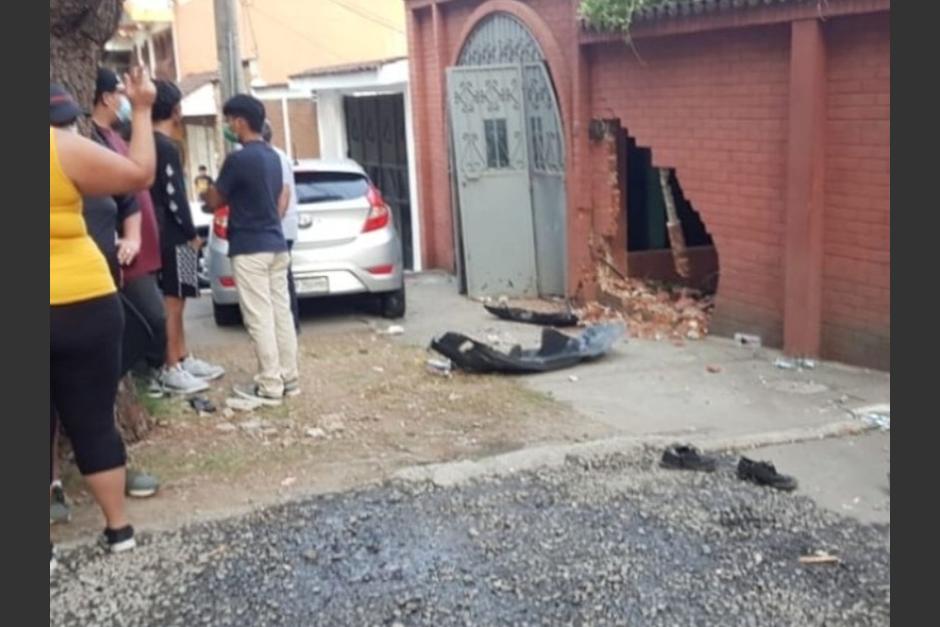 Veh&iacute;culo se empotra en vivienda de la zona 4 de Mixco. (Foto: Emixtra)