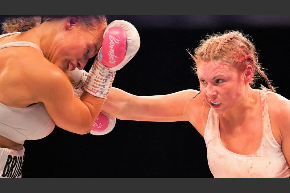 Ebanie Bridges y Shannon Courtenay protagonizaron un sangriento combate que termin&oacute; en decisi&oacute;n un&aacute;nime. (Foto: Sky Sports)