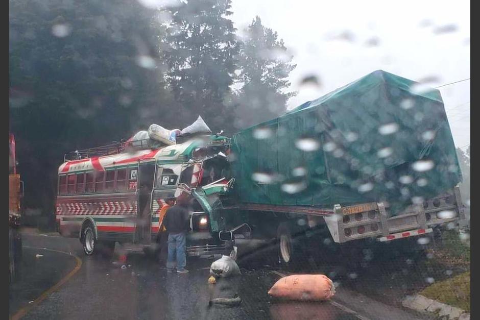 Al parecer, el autob&uacute;s no pudo mantenerse en su carril y choc&oacute; de frente contra el cami&oacute;n. (Foto: Stereo100 Noticias)