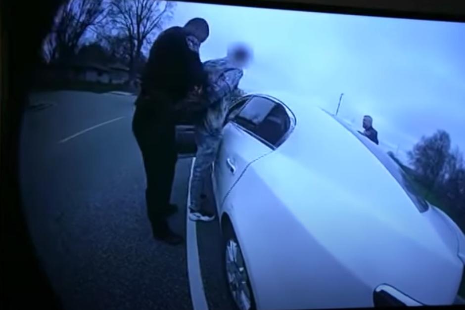 El joven fue detenido por una infracci&oacute;n de tr&aacute;fico. (Foto: captura de video)&nbsp;