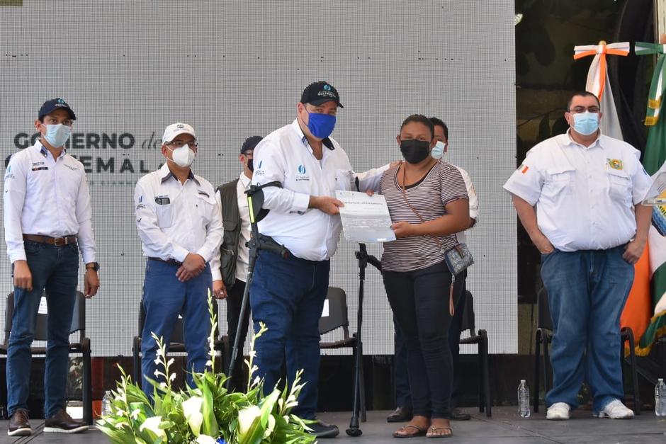 El presidente Alejandro Giammattei participó en la entrega de contratos de arrendamiento en áreas protegidas a 150 personas de Sipacate. (Foto: Presidencia)