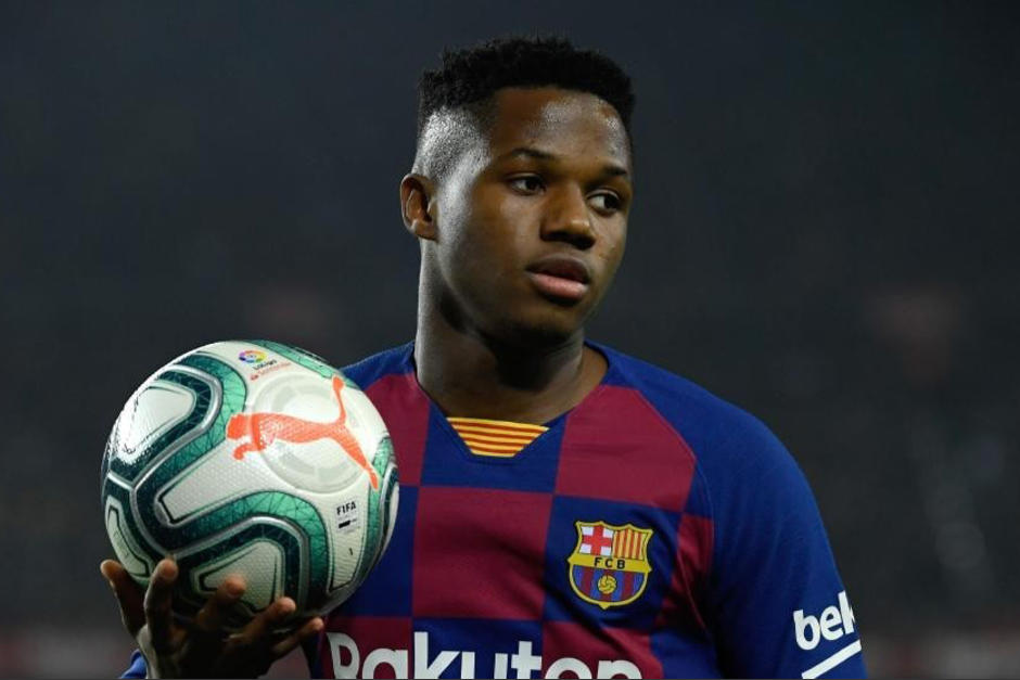 Ansu Fati mostr&oacute; mejor&iacute;as luego de ser sometido varias veces a cirug&iacute;as por una lesi&oacute;n en su rodilla izquierda. (Foto: AFP)