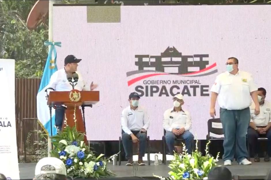 El presidente Alejandro Giammattei participó en la entrega de resoluciones de arrendamiento a varias personas en Sipacate, Escuintla. (Foto: Presidencia)
