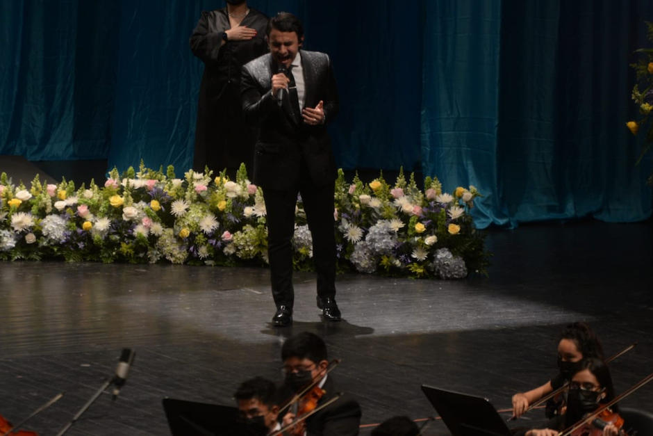 Carlos Peña interpreta el himno nacional en la juramentación de la CC. (Foto: Wilder López/Soy502)