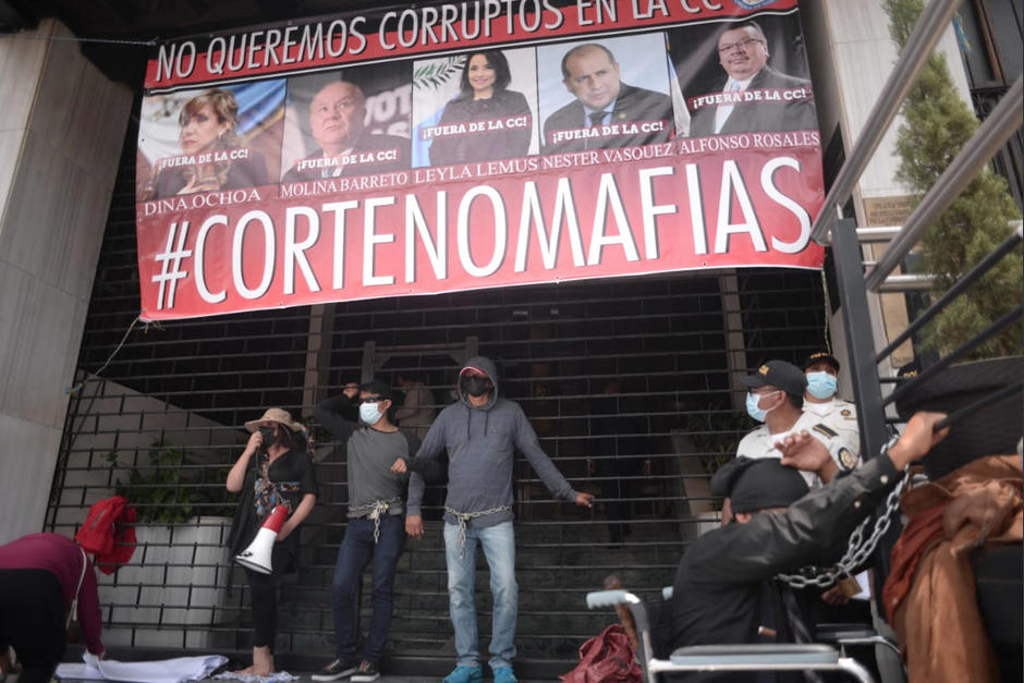 Cinco personas se encadenaron en el ingreso de la Corte de Constitucionalidad como protesta en contra de los magistrados que tomar&aacute;n posesi&oacute;n. (Foto: Wilder L&oacute;pez/Soy502)