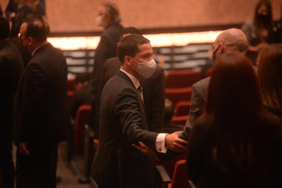 Miguel Mart&iacute;nez, como invitado de la CC, saluda a funcionarios en el Centro Cultural Miguel &Aacute;ngel Asturias. (Foto: Wilder L&oacute;pez/Soy502)&nbsp;