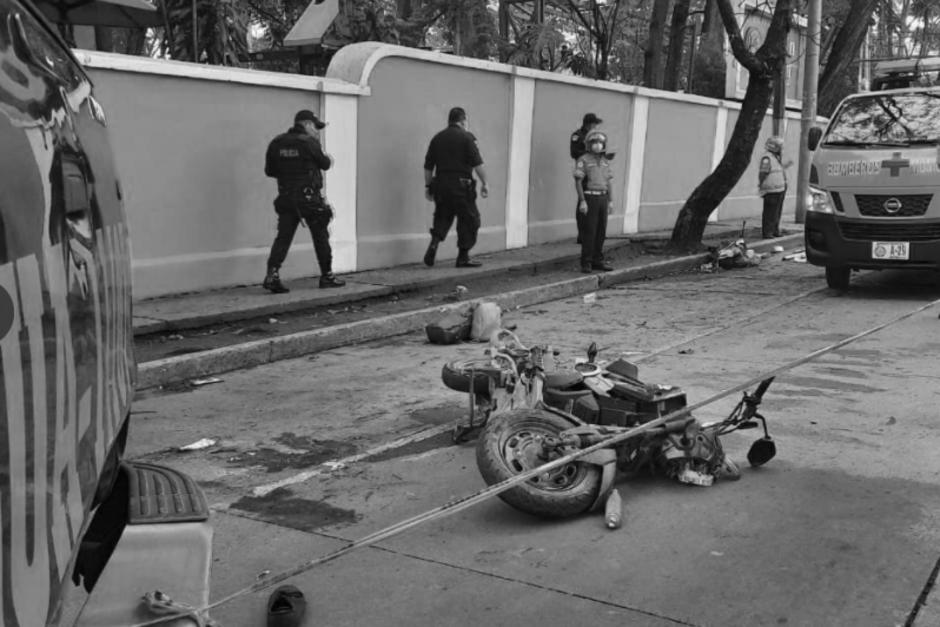 Una mujer muri&oacute; y otra result&oacute; gravemente herida tras un accidente de tr&aacute;nsito que involucra a un bus extraurbano. (Foto: Bomberos Municipales)