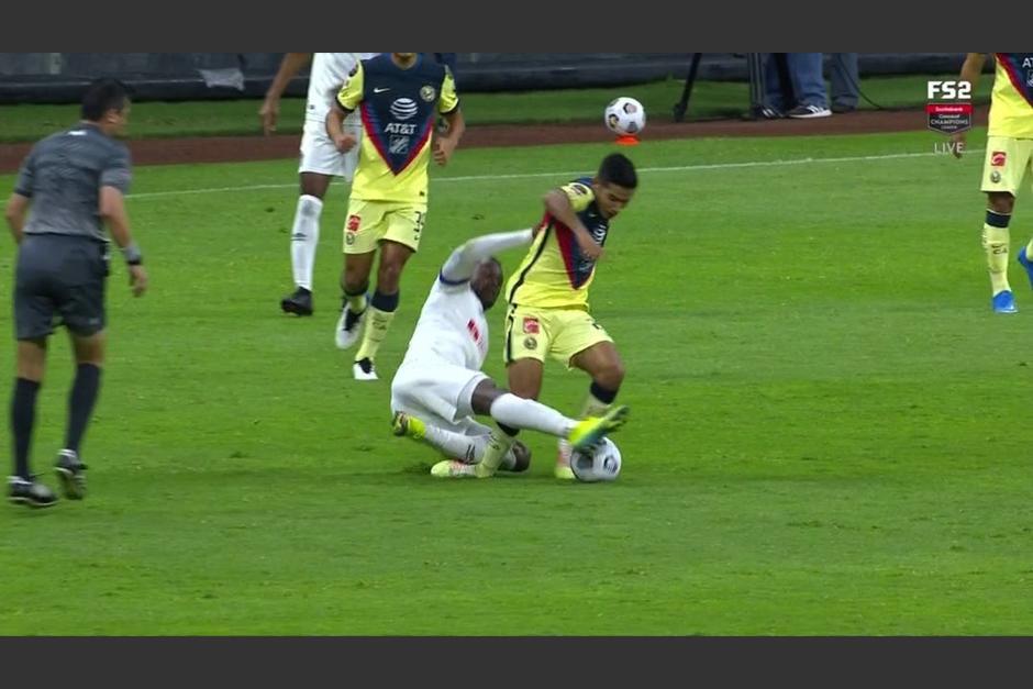 La falta fue castigada con tarjeta amarilla. (Foto: ESPN)&nbsp;