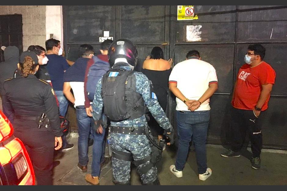 Las personas se encontraban en un centro nocturno de zona 11 y se les captur&oacute; por violentar la Ley Seca. (Foto: archivo/PNC)&nbsp;