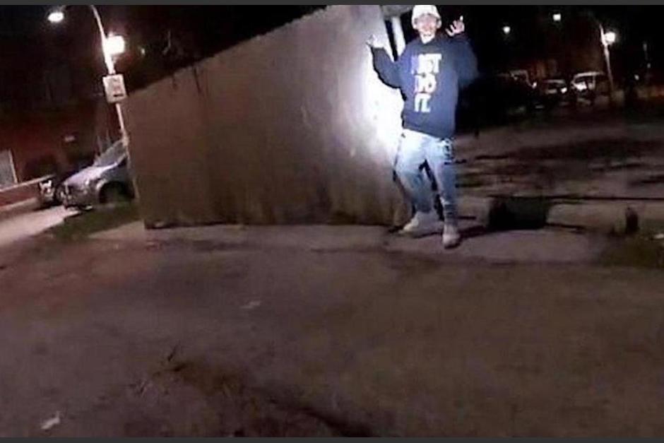 Las im&aacute;genes muestran el momento exacto en que un polic&iacute;a dispara, mientras el joven mantiene las manos en alto. (Foto: captura de pantalla)