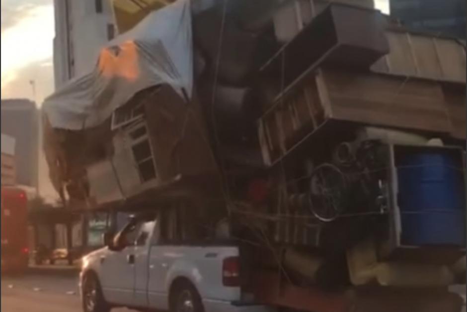 El video de un carro de mudanza se hizo viral por la peculiar forma de llevar los muebles. (Foto: captura de pantalla)
