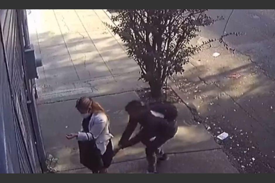 La agresi&oacute;n del hombre qued&oacute; grabada en video. (Foto: captura de pantalla)