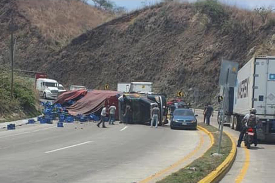Un tr&aacute;iler, un cami&oacute;n y una motocicleta protagonizaron un accidente en el kil&oacute;metro 35 de la ruta al Atl&aacute;ntico, dejando dos personas heridas. (Foto: Provial)