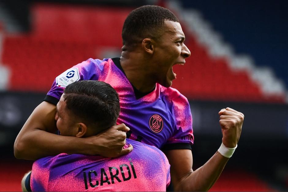 Icardi y Mbapp&eacute; fueron los salvadores del PSG al anotar los goles del triunfo que lo acercan al liderato de la tabla. (Foto: AFP)