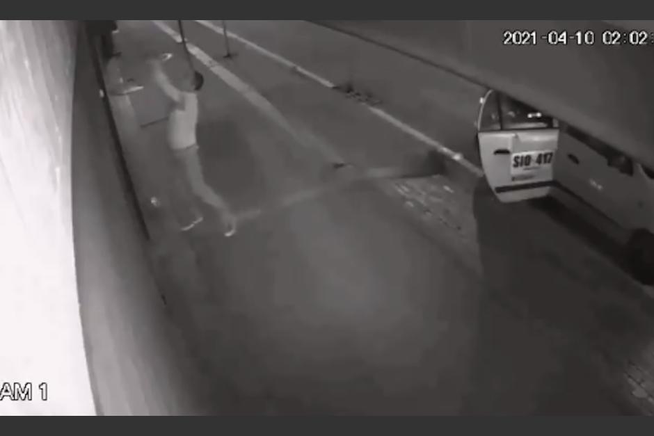 Robaba una vivienda cuando cay&oacute; accidentalmente de un segundo nivel. (Foto: captura de pantalla)