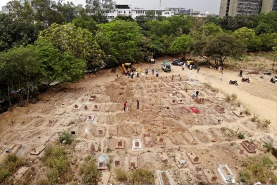 Los cementerios no se dan abasto ante las altas cifras de defunciones por covid en India. (Foto: AFP)