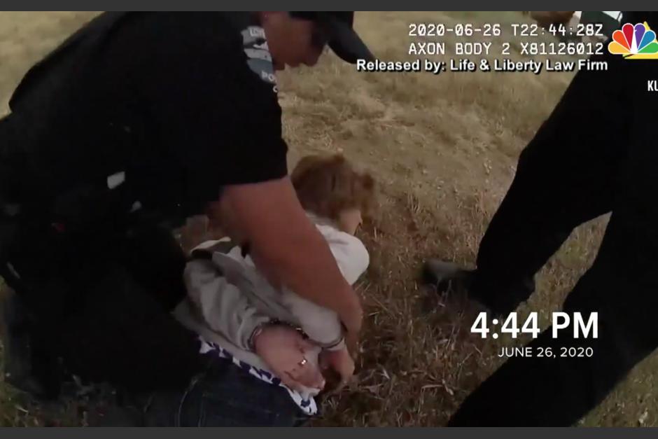 Karen Garner sufrió un hombro dislocado, un brazo fracturado y un esguince de muñeca. (Foto: Captura de pantalla video NBC News)&nbsp;