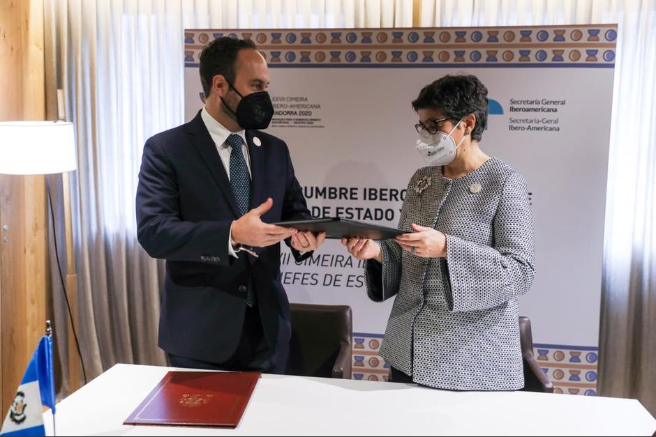 Los cancilleres de España y Guatemala, Arancha González y Pedro Brolo, en firma de memorandum bilateral. (Foto: Presidencia)