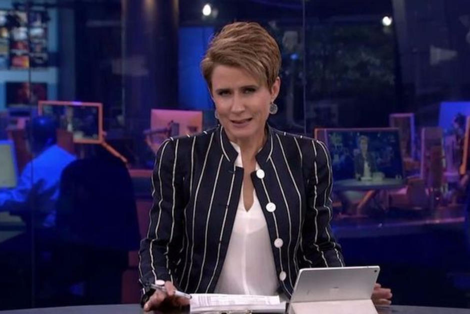 Denise Maerker lanz&oacute; su celular mientras estaba en vivo. (Foto: Televisa)