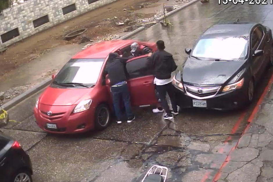 Los delincuentes que operan entre la 4a avenida y 8a calle de la zona 1 esperan la luz del sem&aacute;foro para cometer el crimen. (Foto: Captura de pantalla)