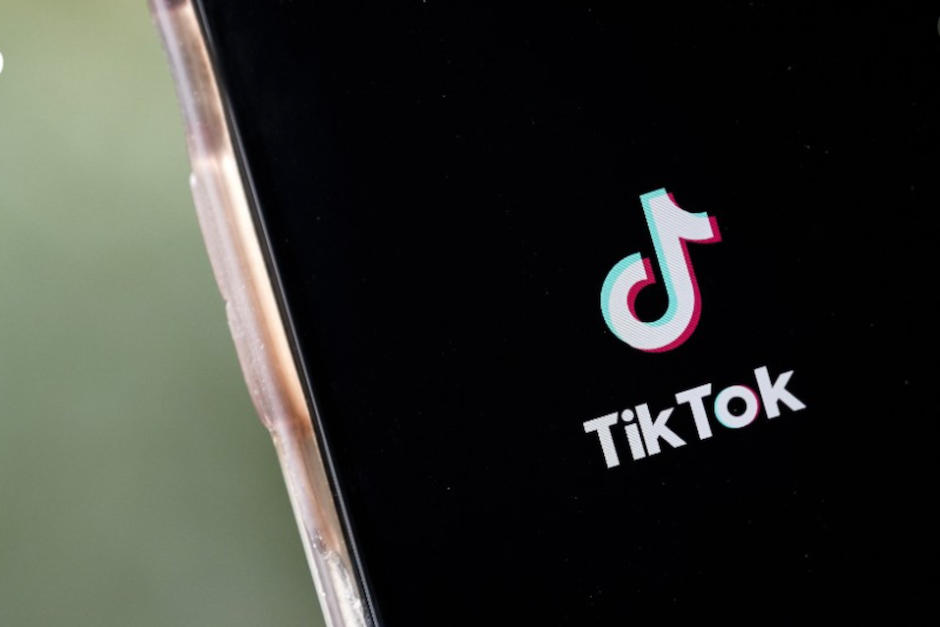 Usuarios de TikTok en Estados Unidos advirtieron sobre un v&iacute;deo que incitaba a la violencia sexual. (Foto: AFP)