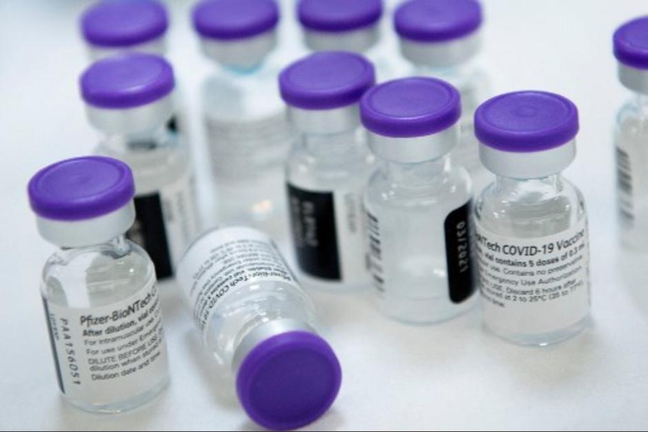 Las dosis falsas de Pfizer fueron vendidas hasta por mil dólares la unidad. (Foto: AFP)