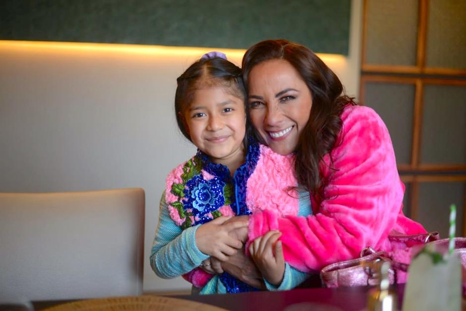 Carolina Brito conmovi&oacute; a Consuelo Duval, quien viaj&oacute; de M&eacute;xico a Guatemala para cumplir el sue&ntilde;o de su peque&ntilde;a admiradora. (Foto: Wilder L&oacute;pez/Soy502)