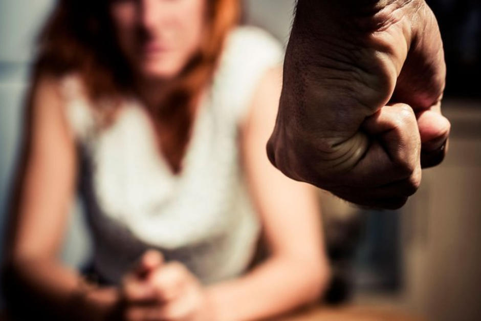 La pareja de la víctima la golpeó e insultó, mientras ella estaba impartiendo clases a sus alumnos. (Foto: Shutterstock)
