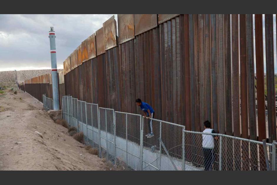 Las personas arriesgan la vida al intentar atravesar el muro fronterizo entre México y Estados Unidos. (Foto: AFP)&nbsp;