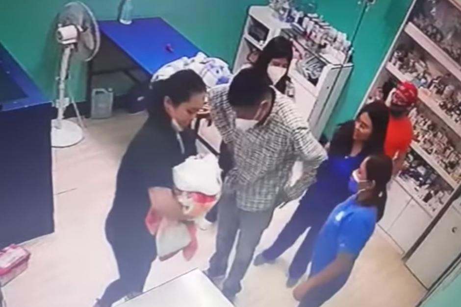 Un hombre, quien aparentemente es el padre del reci&eacute;n nacido no logra controlar el llanto y la emoci&oacute;n al observar al beb&eacute;. (Foto: captura de video)&nbsp;